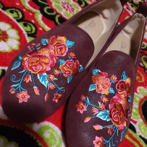 The Pioneer Woman Wine Embroidered Slip on Shoes  Size 7.5  NIB